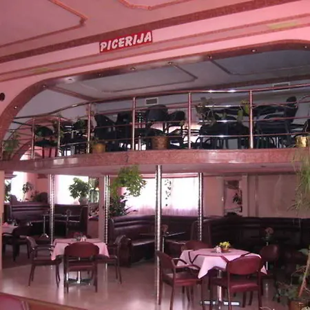 Oxa 3* ノヴィ・パザル